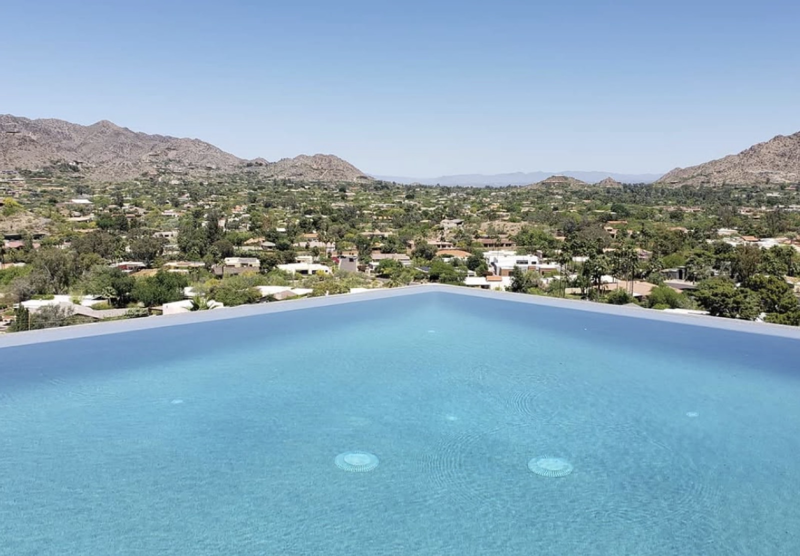 Crystal-clear infinity pool with Arizona valley view — Pool Butler client
